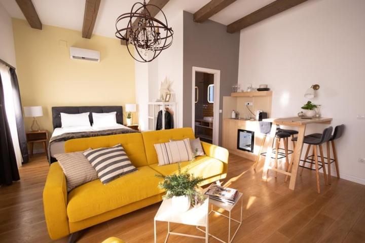 Frida Apartman, Exkluziv Varpanoramaval, A Belvaros Sziveben, Ingyenes Parkolassal Veszprém Exteriér fotografie